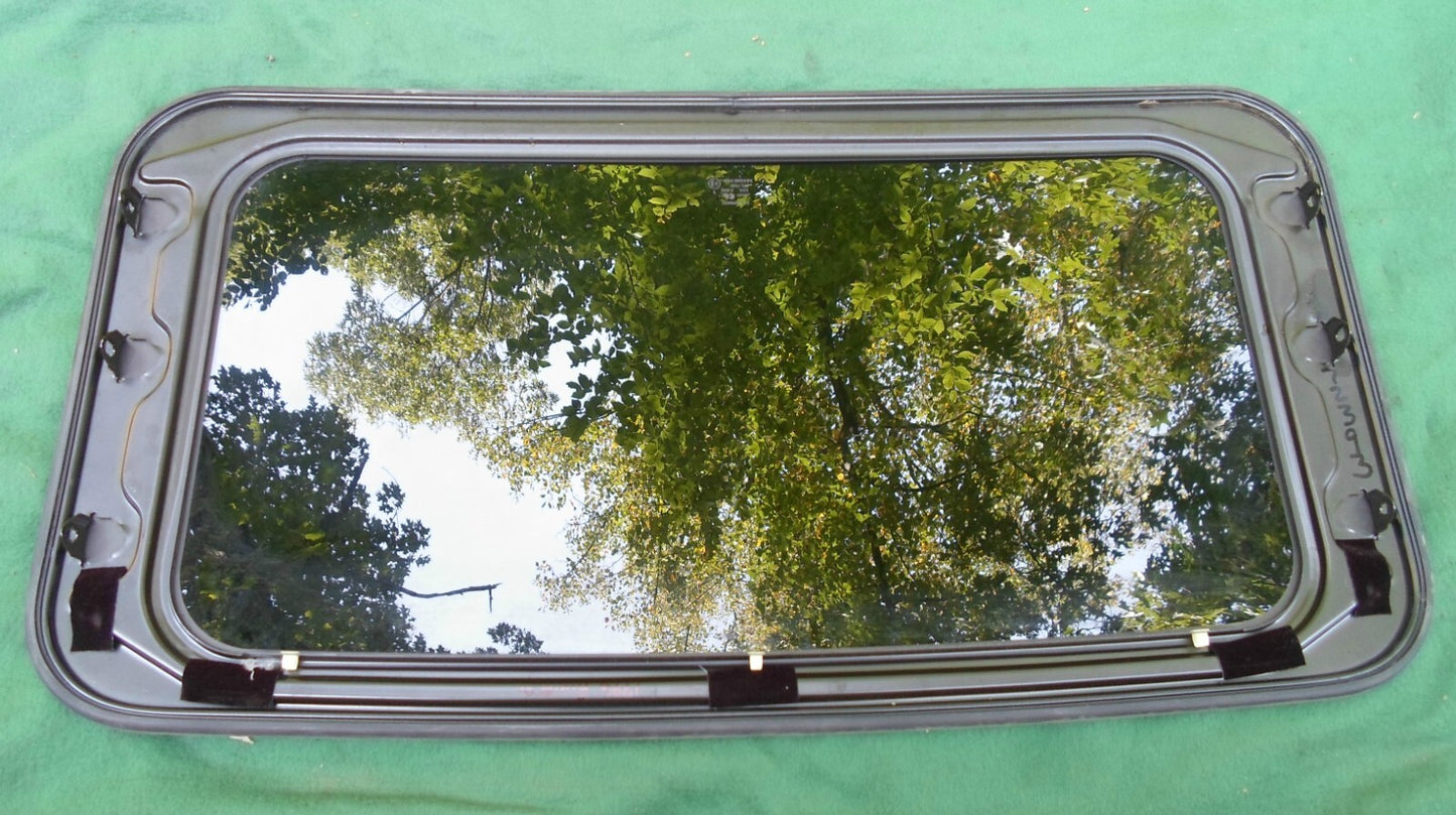97 - 05 BUICK PARK AVENUE OEM SUNROOF GLASS SCRATCH SPECIAL FREE SHIPPING!