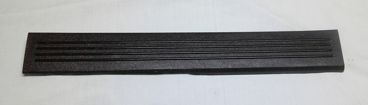 07 - 13 SILVERADO SIERRA OEM FRONT DRIVER DOOR SILL COVER TRIM 15812140 B3 - RarePartsFinder.Com