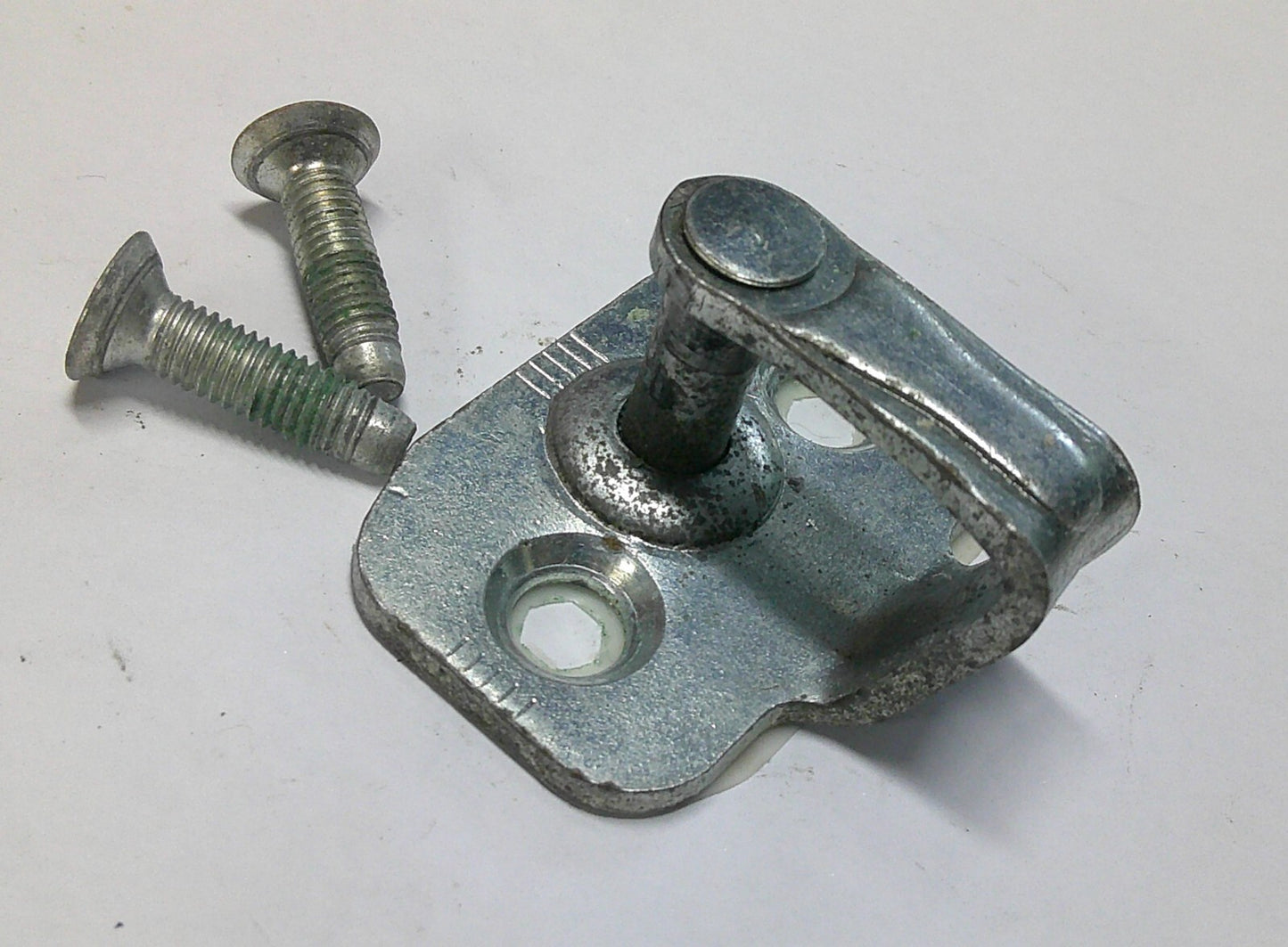 2008 - 2017 BUICK ENCLAVE DOOR STRIKER w/ BOLTS 20951578 OEM A17