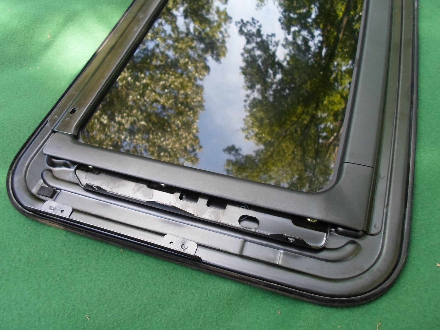 2002 HYUNDAI  XG350  XG 350 YEAR SPECIFIC SUNROOF GLASS  OEM FREE SHIPPING! - RarePartsFinder.Com