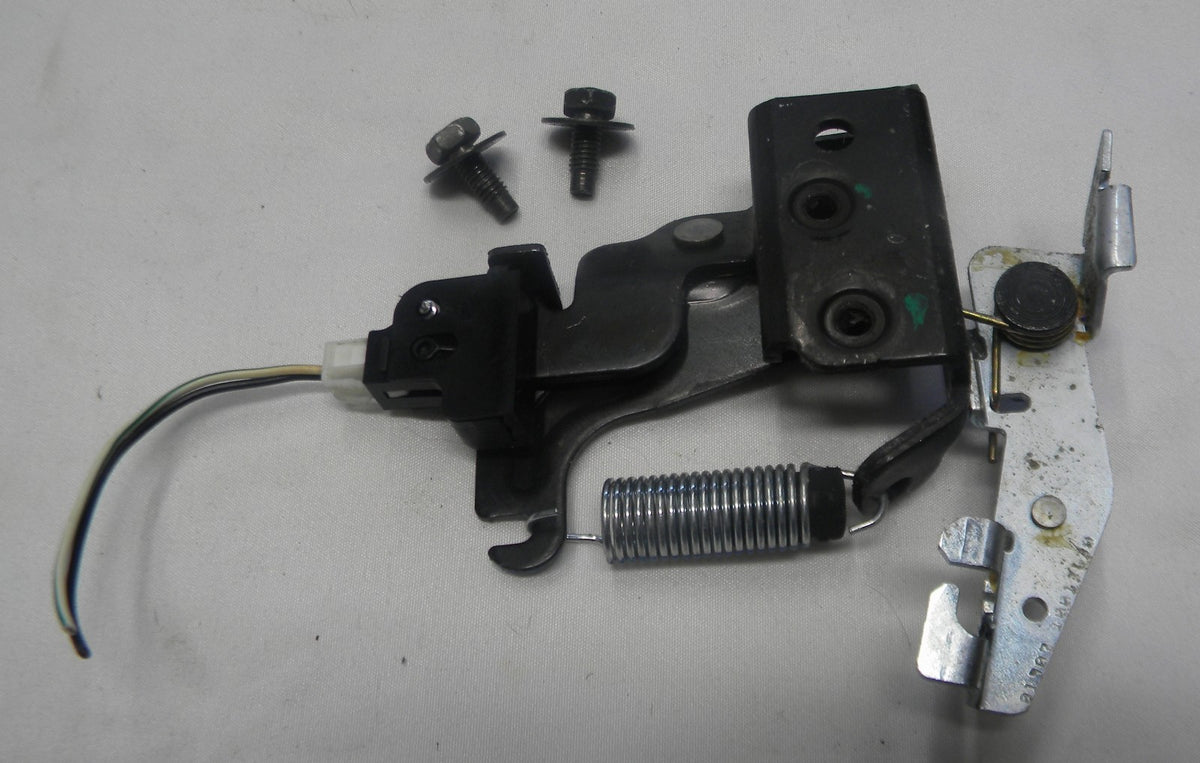 2007 - 2012 SENTRA TRUNK STRIKER  84620-ET000 OEM AD1
