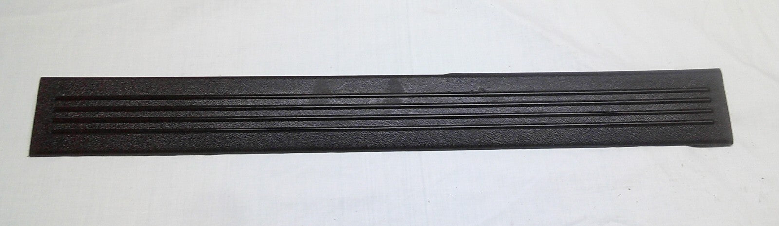 07 - 13 SILVERADO SIERRA OEM FRONT DRIVER DOOR SILL COVER TRIM 15298232 B3 - RarePartsFinder.Com