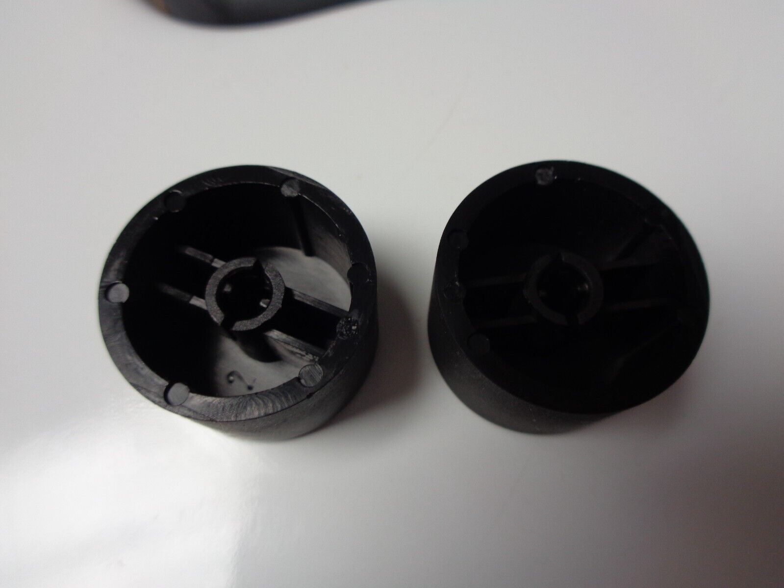 2007 HYUNDAI ENTOURAGE RADIO STEREO TUNER CONTROL KNOB SET OEM FREE SHIPPING - RarePartsFinder.Com