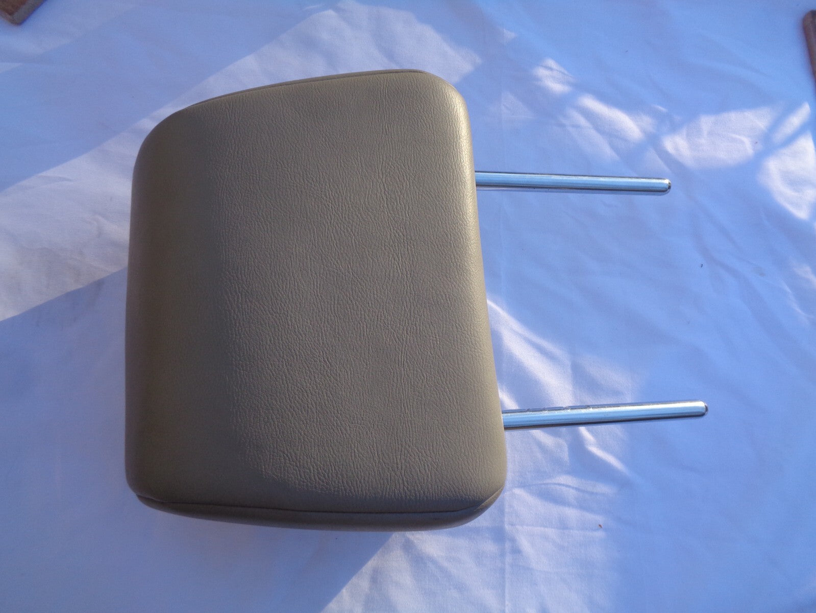 09 - 15 NISSAN ROGUE FRONT L R SEAT HEADREST HEAD REST TAUPE OEM FREE SHIP R1