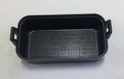 2001 - 2007 TOYOTA HIGHLANDER ENGINE FUSE BOX RELAY LID COVER R2