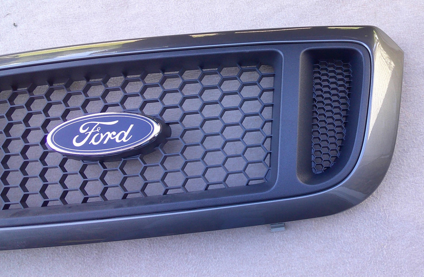 NEW NEVER USED NOS 2004 2005 Ford Ranger OEM Grill  4L5Z-8200-EAA M3