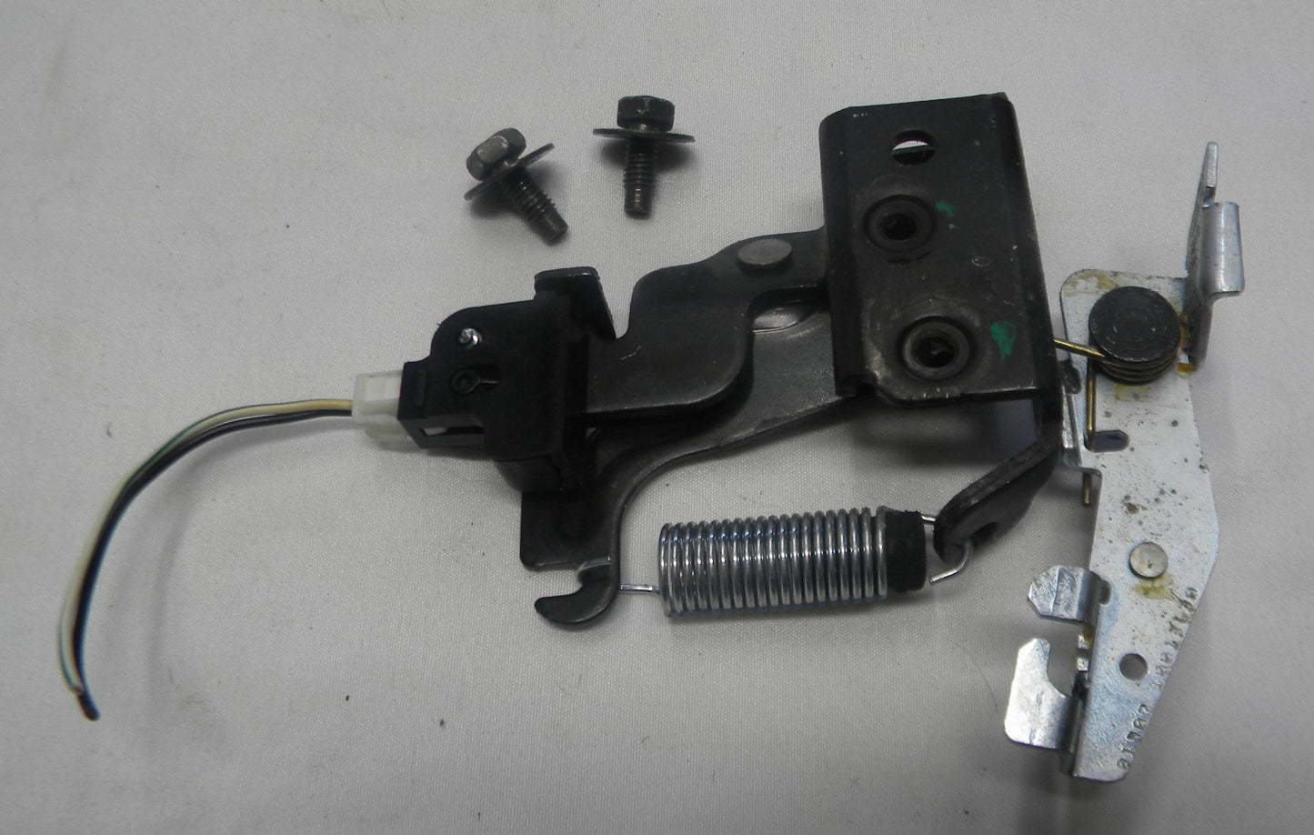 2007 - 2012 SENTRA TRUNK STRIKER  84620-ET000 OEM A17