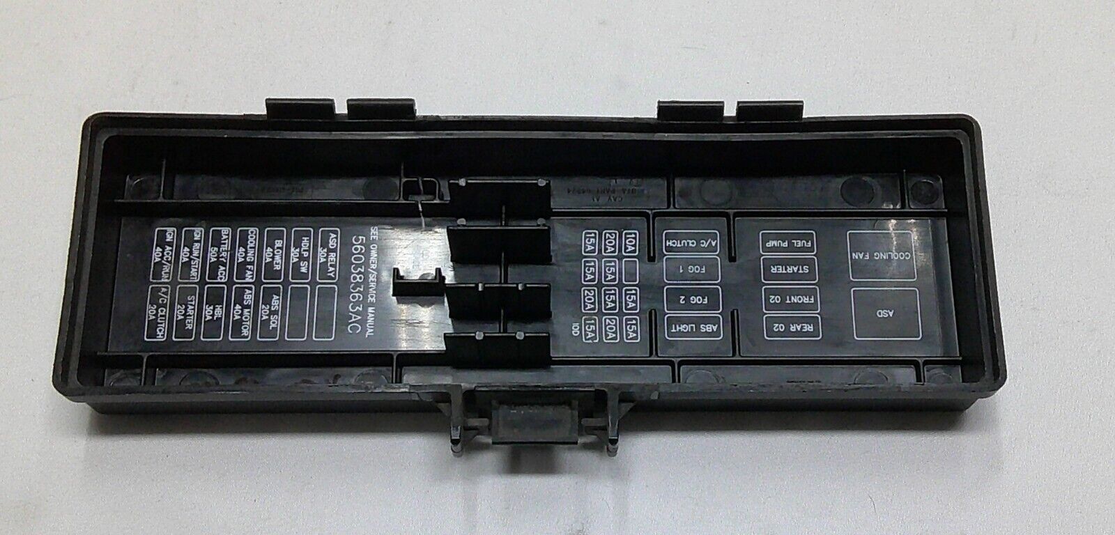 99 - 04 JEEP CHEROKEE FUSE RELAY ENGINE COMPARTMENT COVER LID  B8 - RarePartsFinder.Com