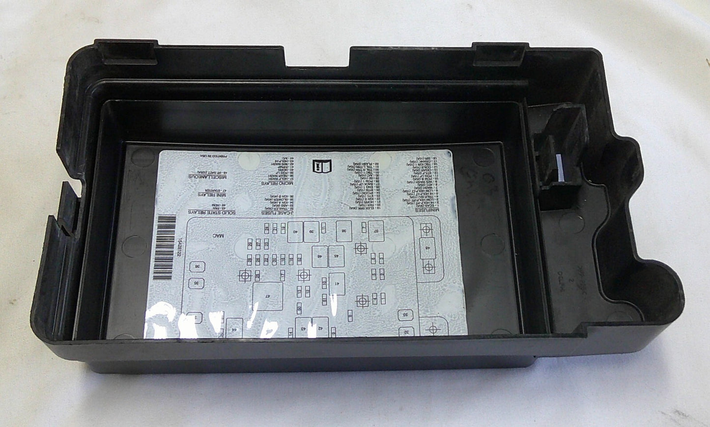 02-09 GMC ENVOY  TRAILBLAZER UNDER HOOD FUSE RELAY BOX COVER LID 15196431 OEM B6 - RarePartsFinder.Com