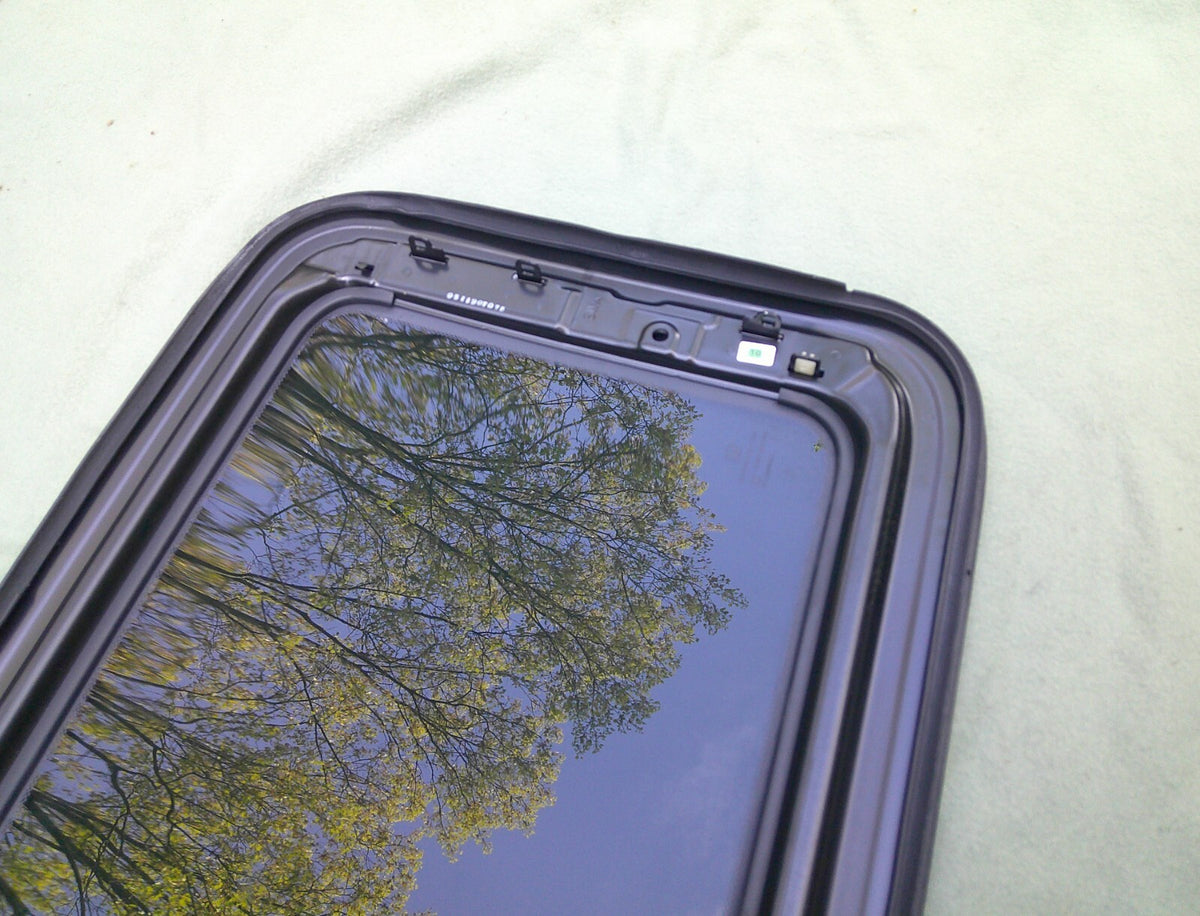 2007 - 2011 HONDA CRV OEM FACTORY SUNROOF GLASS 70200-SWA-J02; 70200SWAJ02; 70200-SWA-J01; 70200SWAJ01