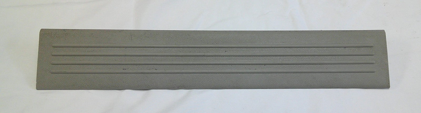 07 - 13 Silverado Sierra Crew Cab Left or Right Rear Sill Plate 25844289  B10 - RarePartsFinder.Com