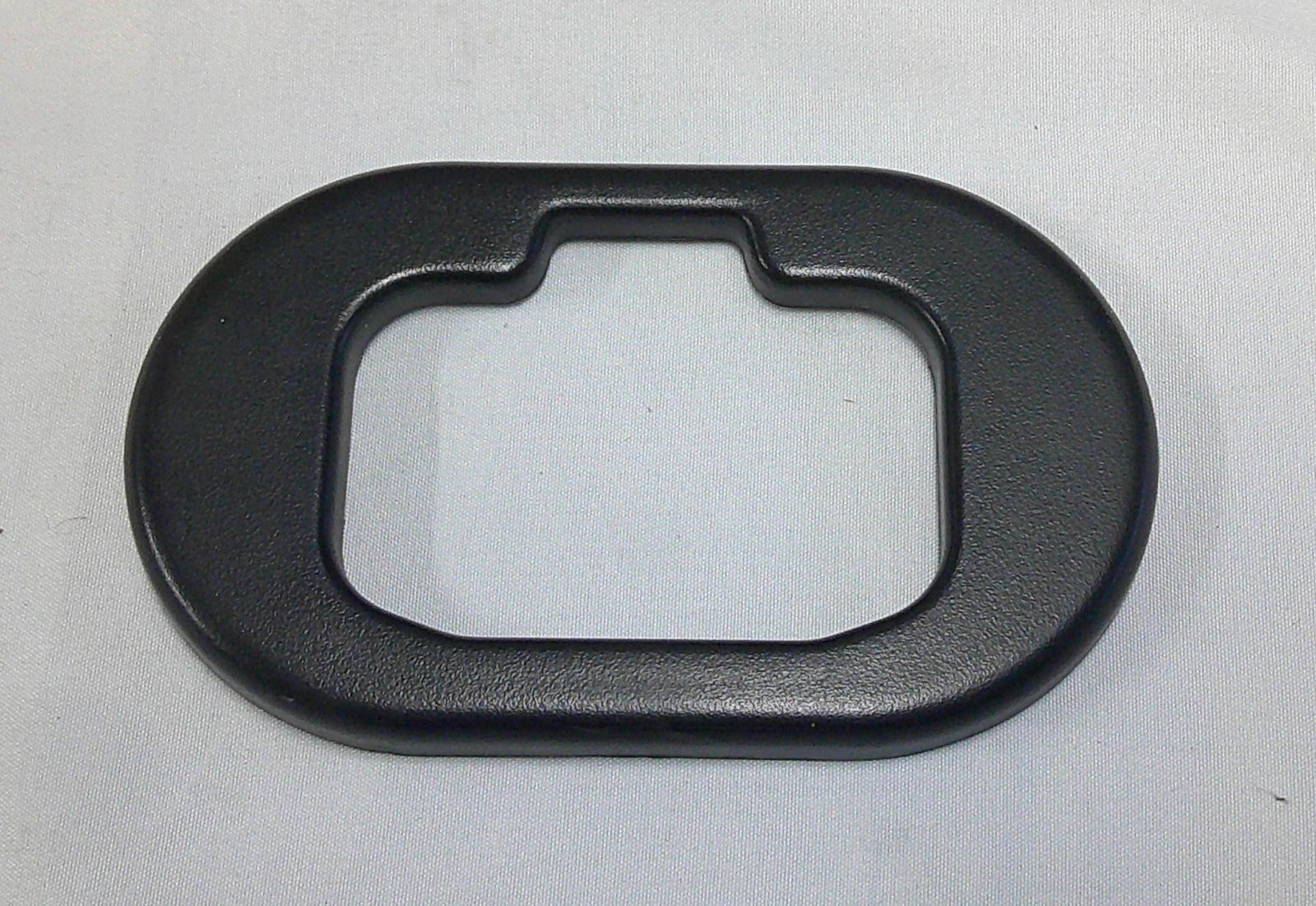 06 - 10  Solstice Saturn Sky Door Striker Bezel Cover 15292983 10350976  A17 - RarePartsFinder.Com