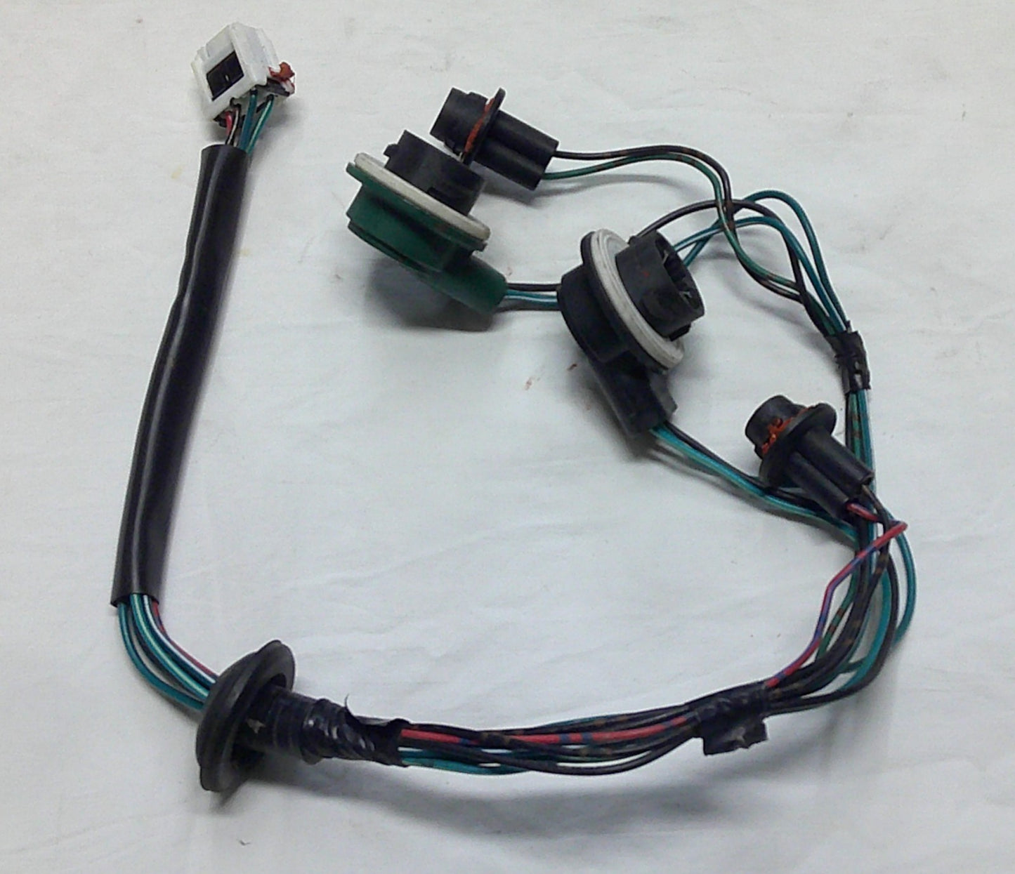 07 - 12 Sentra Socket & Wire Rear L or R Taillight Brake Plug 26551-ET00A A10