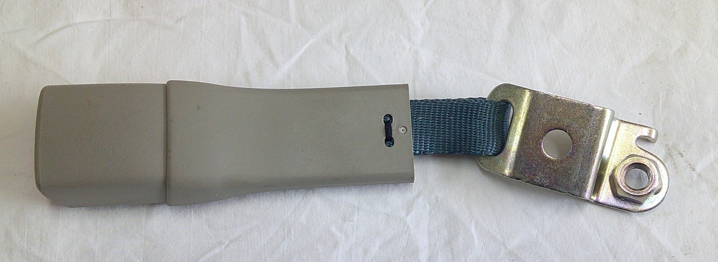 2010-2015 TOYOTA PRIUS BACK SEAT 2ND ROW BELT BUCKLE FREE SHIPPING B4