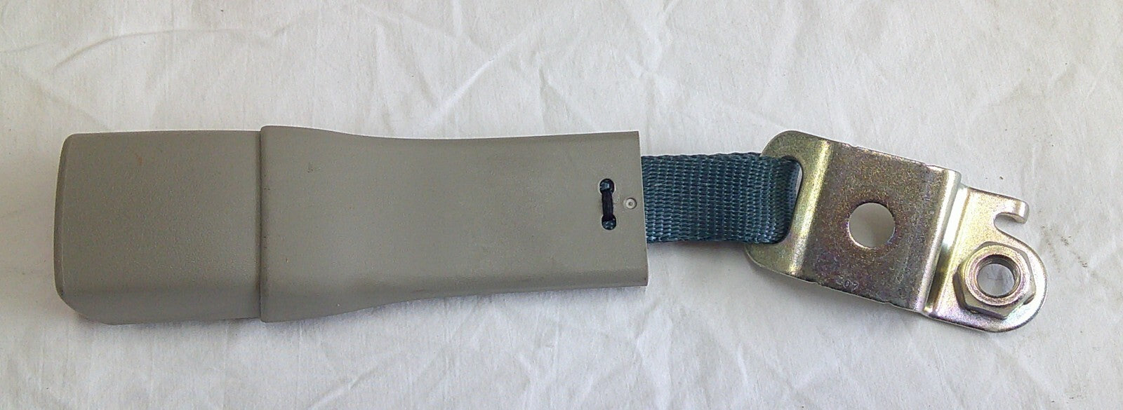 2010-2015 TOYOTA PRIUS BACK SEAT 2ND ROW BELT BUCKLE FREE SHIPPING B4