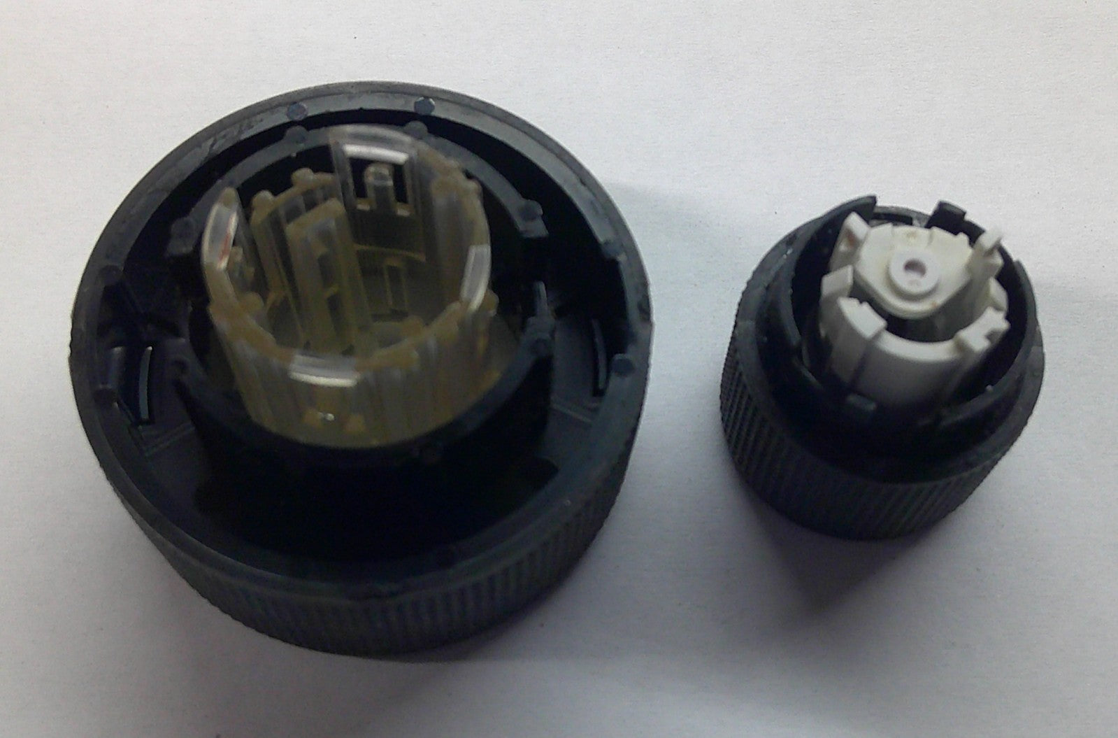 2008 2009 SATURN  VUE  RADIO STEREO TUNER KNOB SET OEM - RarePartsFinder.Com