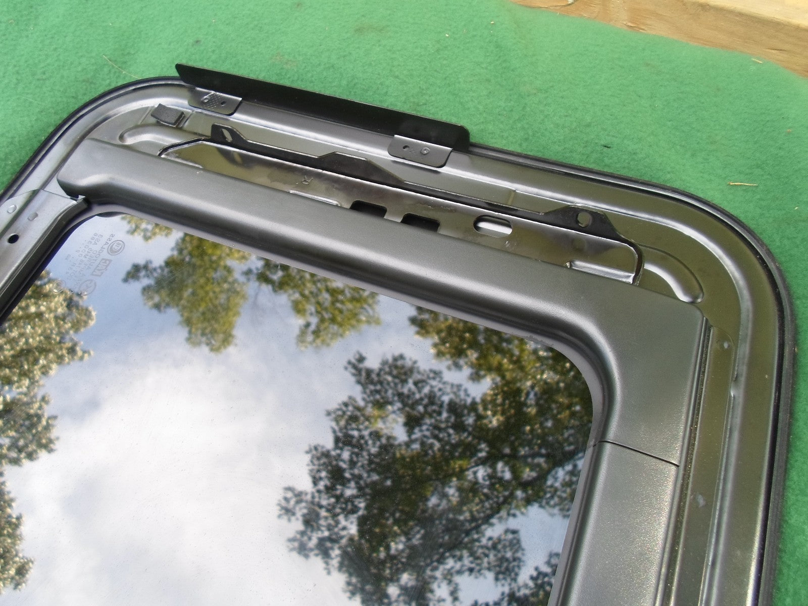 2002 HYUNDAI  XG350  XG 350 YEAR SPECIFIC SUNROOF GLASS  OEM FREE SHIPPING! - RarePartsFinder.Com