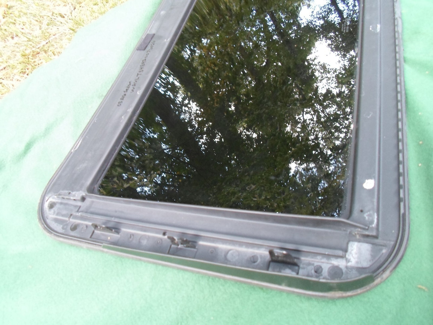 2006 AUDI A6  YEAR SPECIFIC SUNROOF GLASS  NO ACCIDENT OEM FREE SHIPPING!