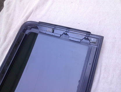 2011 - 2017 CHRYSLER 300 FRONT OEM FACTORY SUNROOF GLASS 68127965AB  68127965AA