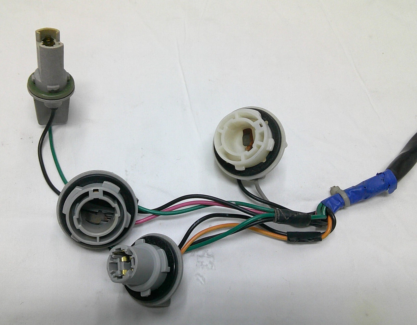 04 - 06 Elantra Socket & Wire Right Rear Taillight Brake Plug 92415-2D550 A10 - RarePartsFinder.Com