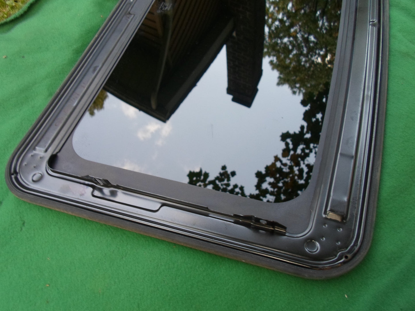 2003 GMC ENVOY XL  YEAR SPECIFIC SUNROOF GLASS  NO ACCIDENT OEM FREE SHIPPING!