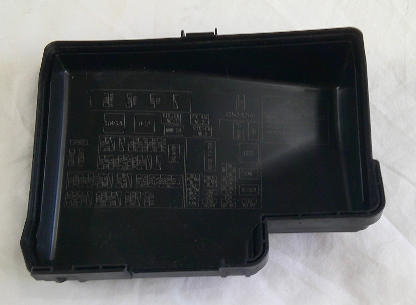 2012 - 2018 TOYOTA PRIUS C  ENGINE FUSE BOX RELAY LID COVER 82662-52740 R2
