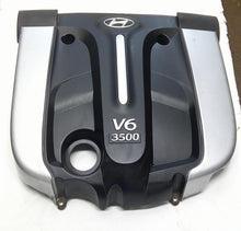 2003 - 2006 HYUNDAI SANTA FE OEM ENGINE COVER  29240-39750   EC2 - RarePartsFinder.Com