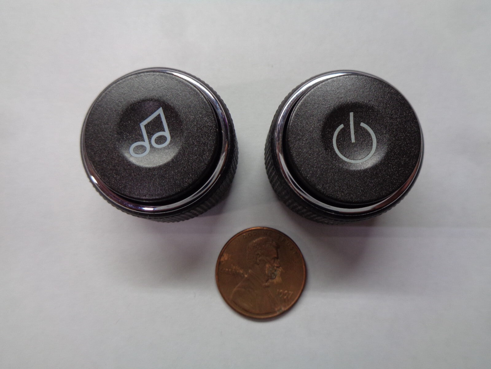 06 - 11 CADILLAC DTS  RADIO STEREO TUNER SELECTOR KNOB SET OEM - RarePartsFinder.Com