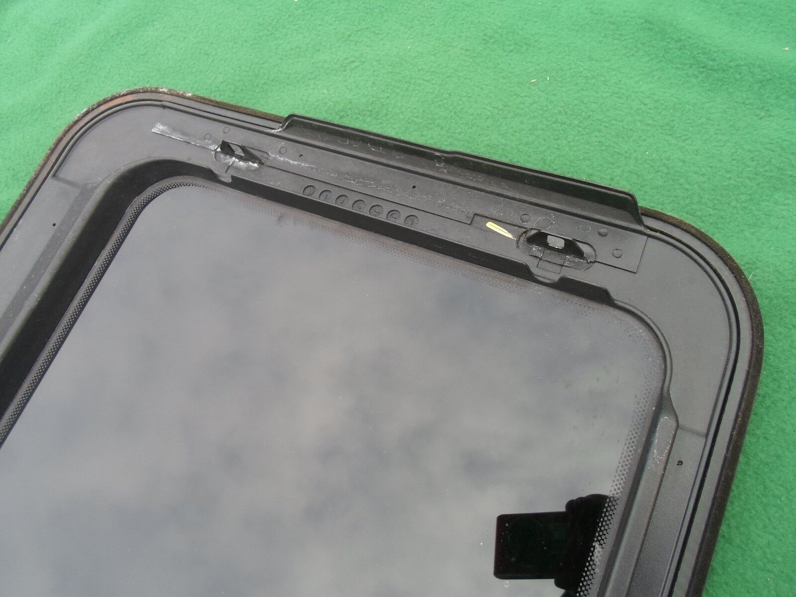2001 FORD EXPLORER  YEAR SPECIFIC SUNROOF GLASS  NO ACCIDENT OEM - RarePartsFinder.Com