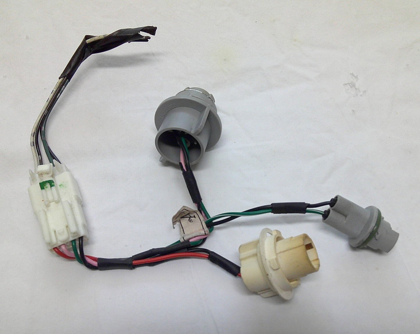 05 - 07   Hyundai Sonata Socket Rear Taillight Brake Plug Pigtail 92450-3K01 A10 - RarePartsFinder.Com
