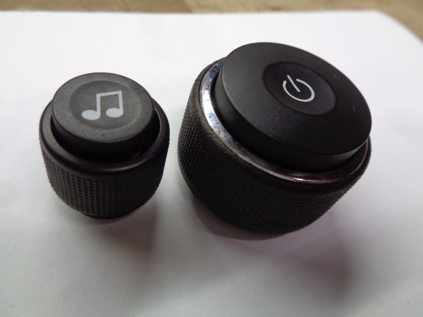 2006 - 2014 CHEVY IMPALA  RADIO STEREO CONTROL KNOB SET OEM 20914861, 20756285, 20756286, 20955156