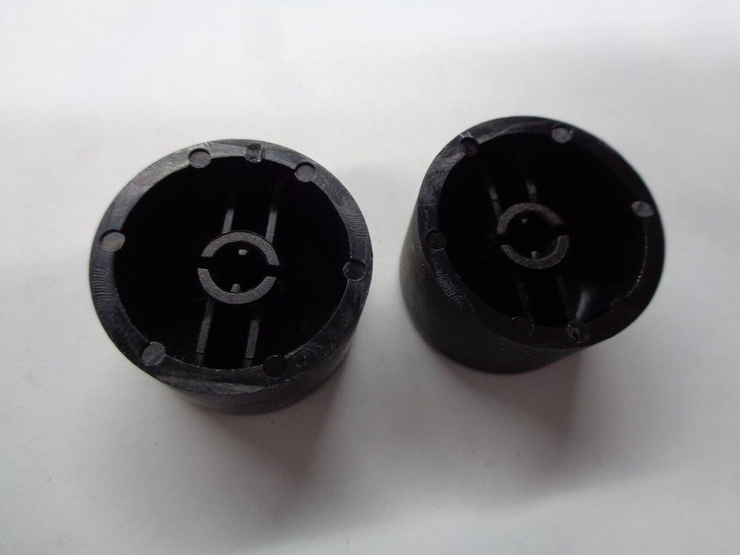 2006 2007 2008 KIA SEDONA RADIO STEREO TUNER CONTROL KNOB SET OEM FREE SHIPPING! - RarePartsFinder.Com