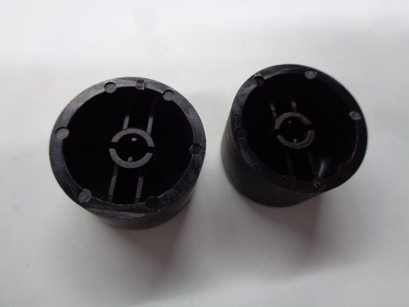 2006 2007 2008 KIA SEDONA RADIO STEREO TUNER CONTROL KNOB SET OEM FREE SHIPPING! - RarePartsFinder.Com