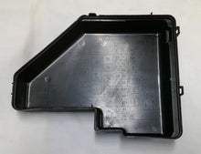 04 - 10 TOYOTA SIENNA ENGINE COMPARTMENT FUSE RELAY COVER LID 82672-08053 B8