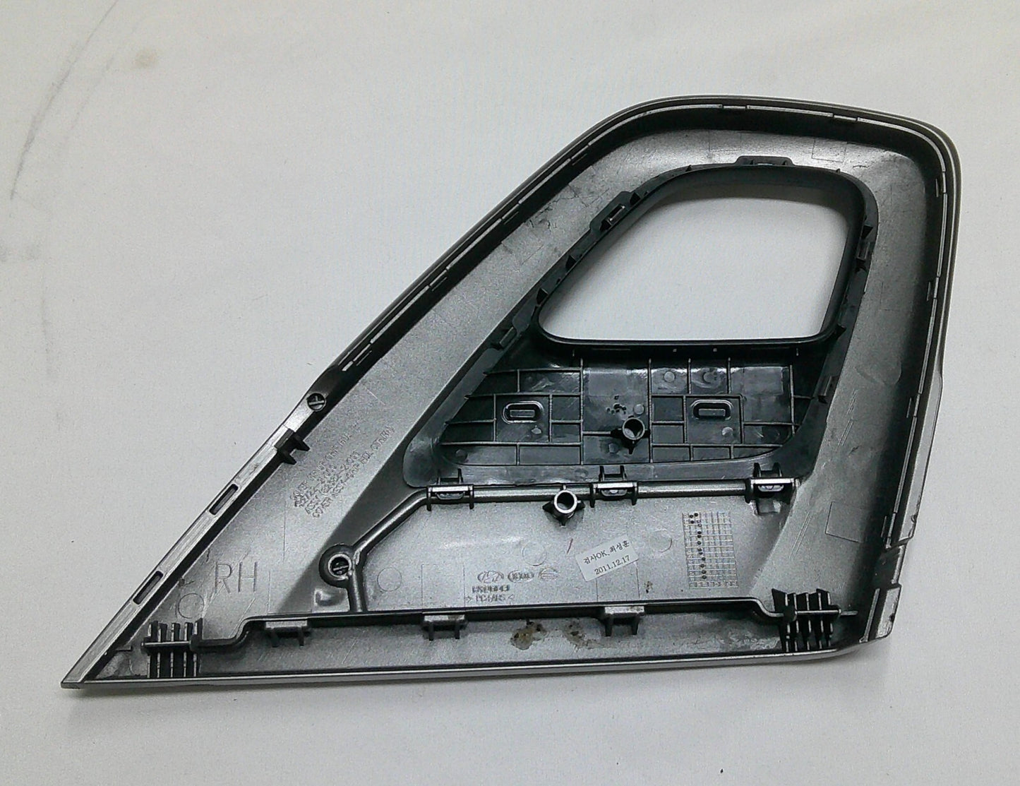 13 - 17 Hyundai Veloster Turbo passenger Front Door Handle Grip Trim RH B3 - RarePartsFinder.Com