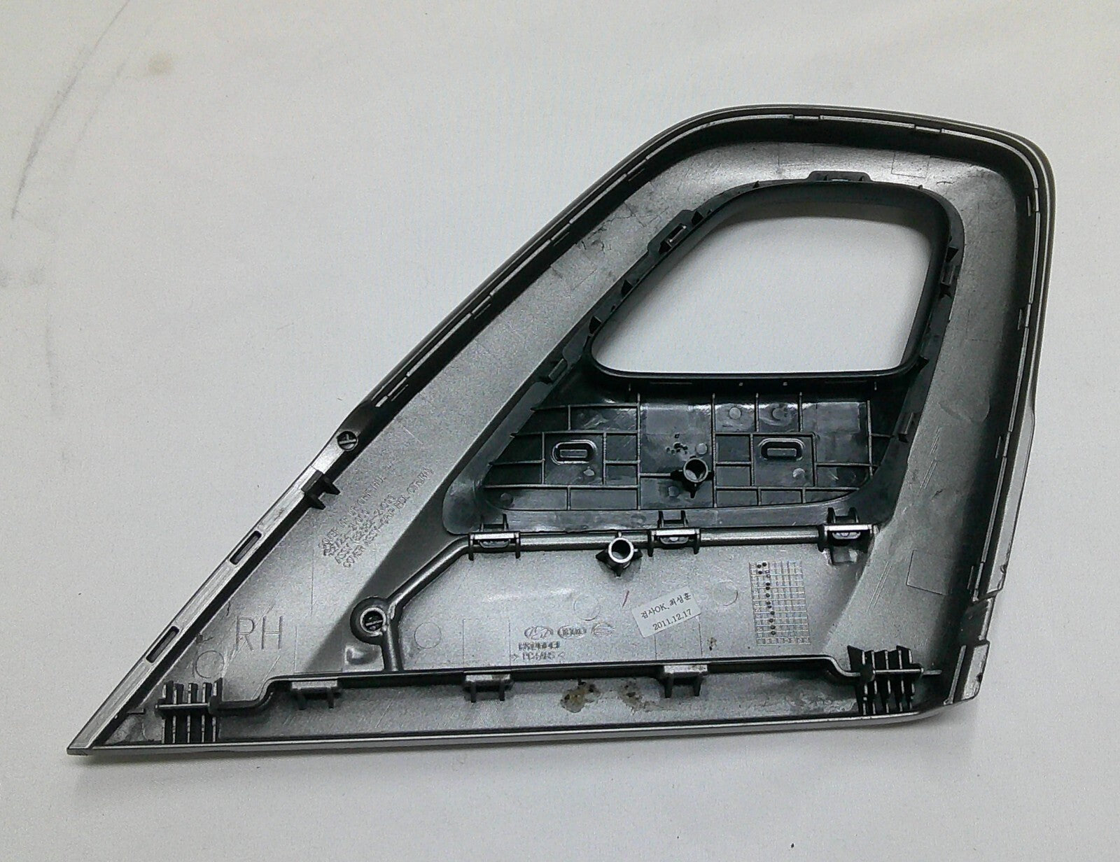 13 - 17 Hyundai Veloster Turbo passenger Front Door Handle Grip Trim RH B3 - RarePartsFinder.Com