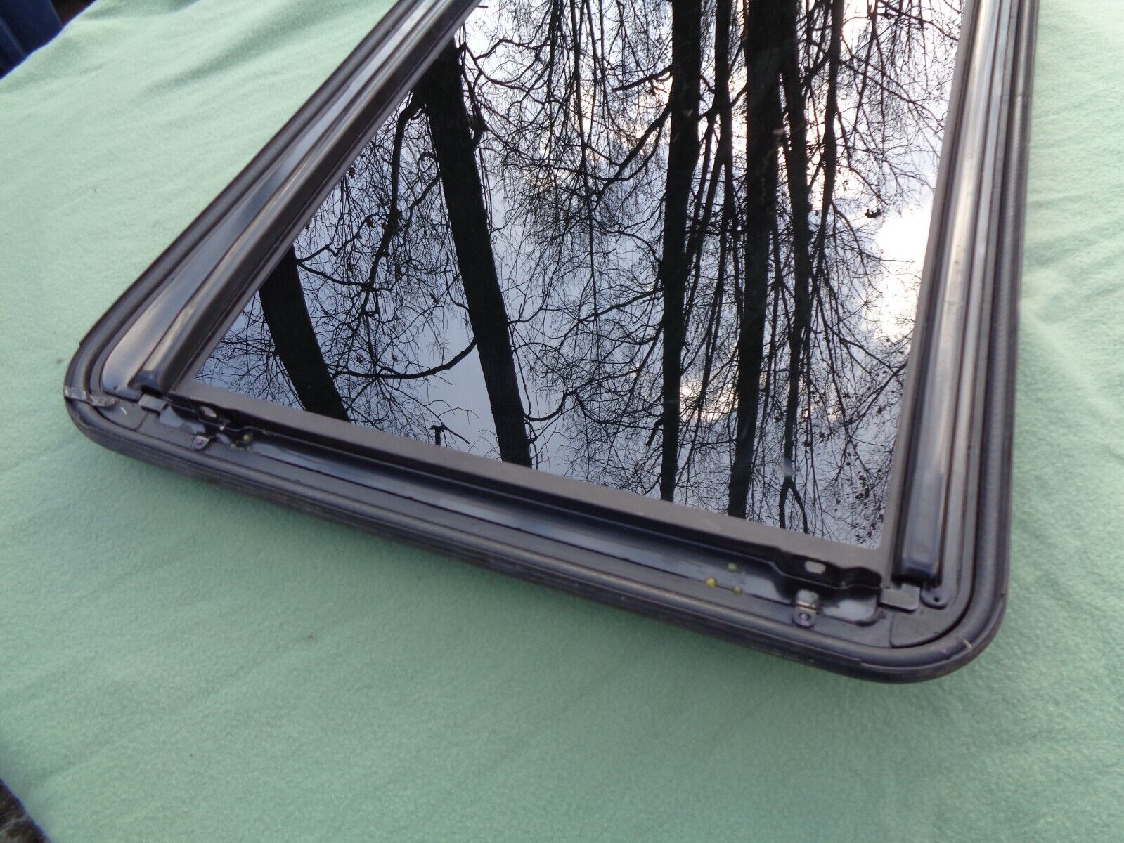 01 - 07 TOYOTA SEQUOIA 04 - 06 TUNDRA OEM  FACTORY SUNROOF GLASS FREE SHIPPING! - RarePartsFinder.Com
