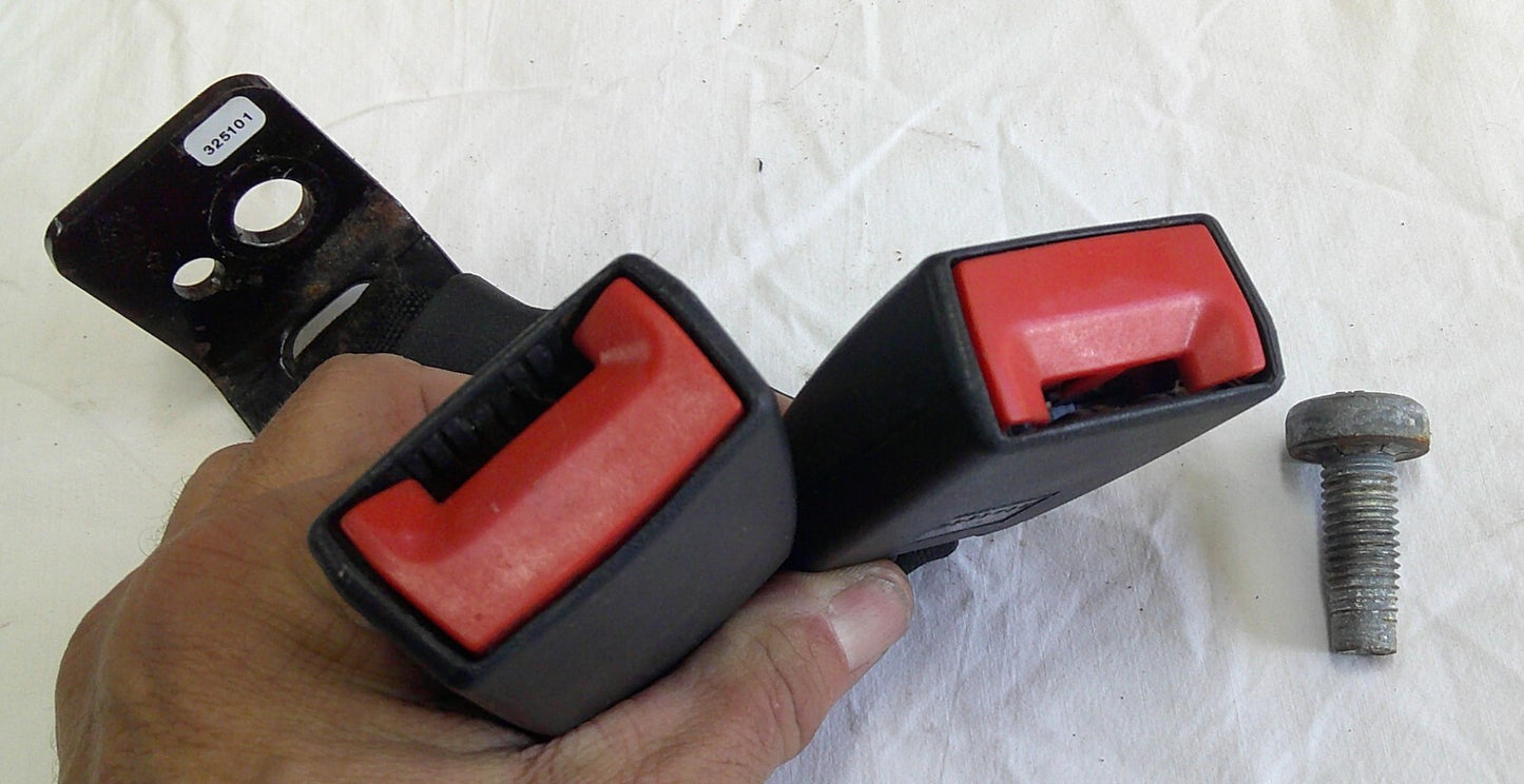 2010 FORD FOCUS BACK SEAT 2ND ROW BELT BUCKLE SET FREE SHIPPING B4