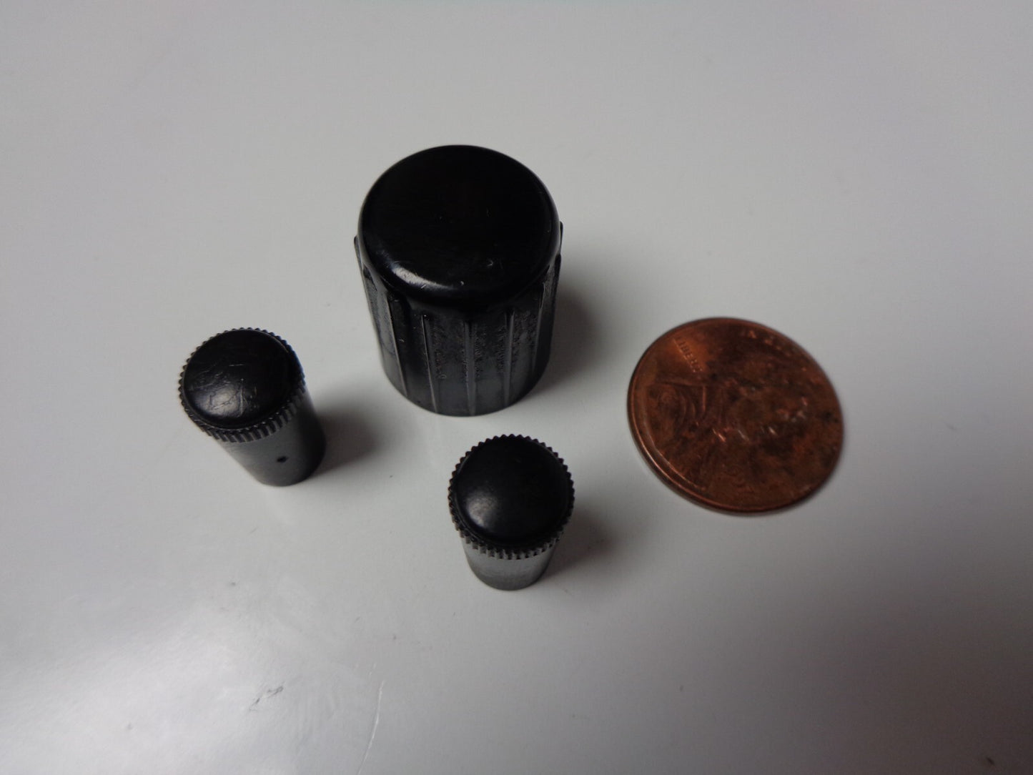 2000 HYUNDAI ACCENT RADIO STEREO CONTROL KNOB SET OEM FREE SHIPPING!