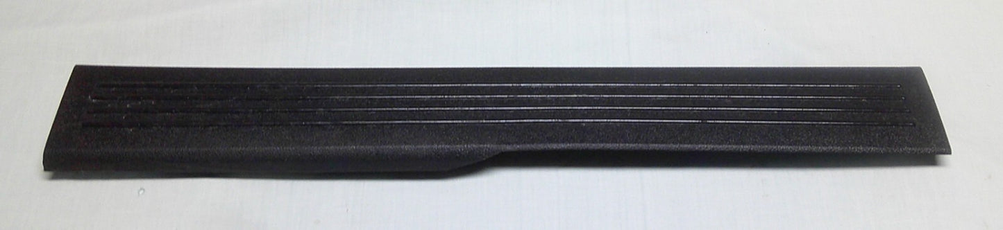 07 - 13 SILVERADO SIERRA OEM FRONT PASSENGER DOOR SILL COVER TRIM 15812143 B3 - RarePartsFinder.Com