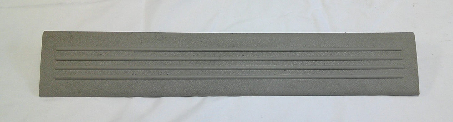 07 - 13 Silverado Sierra Crew Cab Left or Right Rear Sill Plate 25844289  B10
