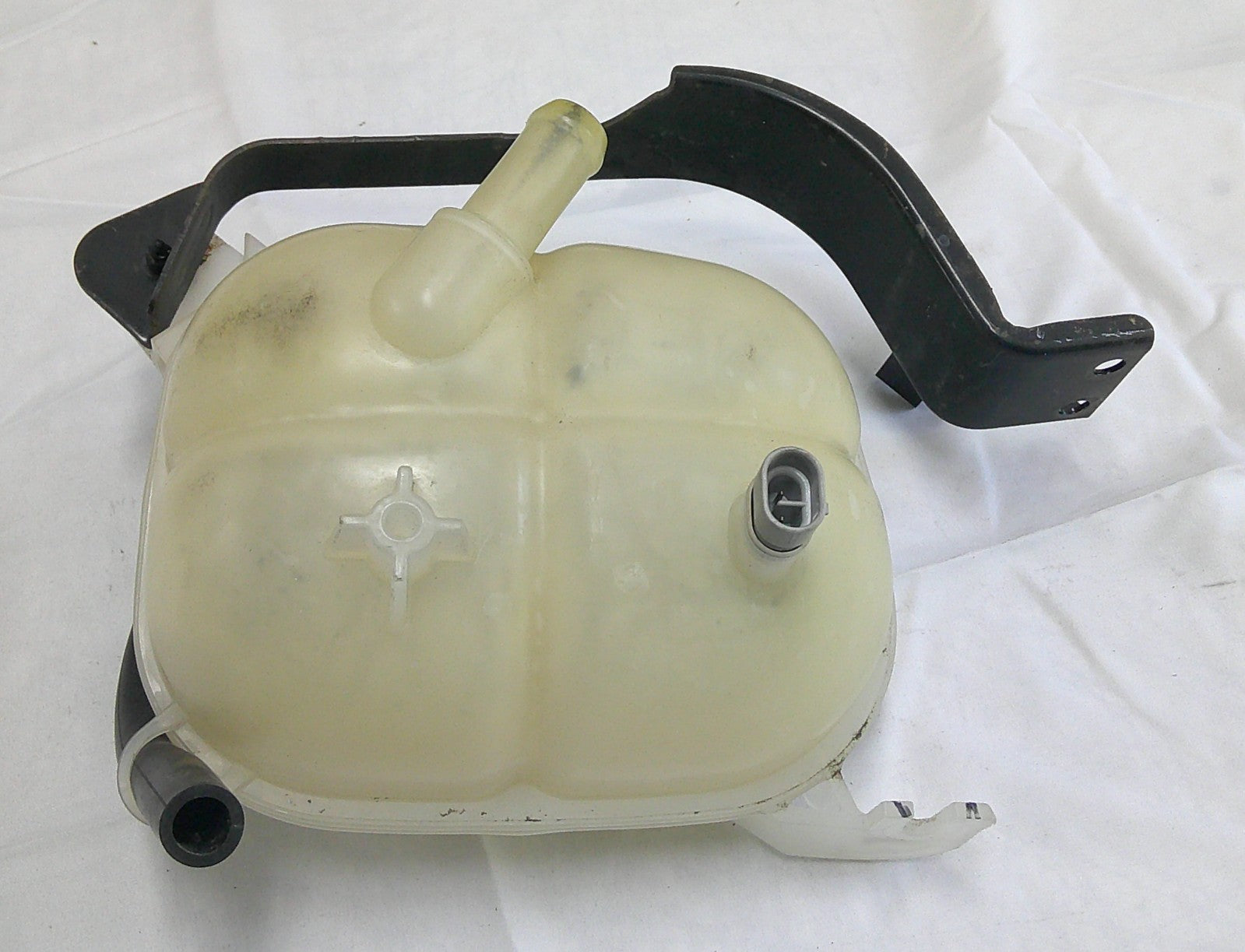 07 - 10 Saturn Sky 06 - 09 Solstice Radiator Expansion Tank 10368831 B10 - RarePartsFinder.Com