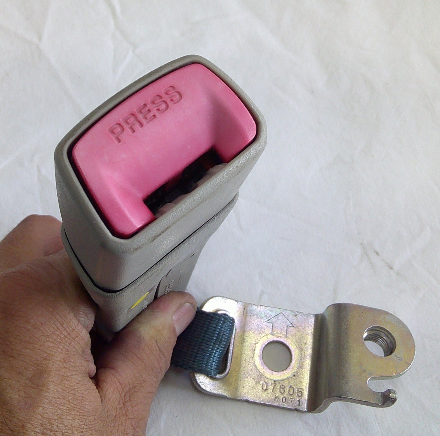 2010-2015 TOYOTA PRIUS BACK SEAT 2ND ROW BELT BUCKLE FREE SHIPPING B4 - RarePartsFinder.Com