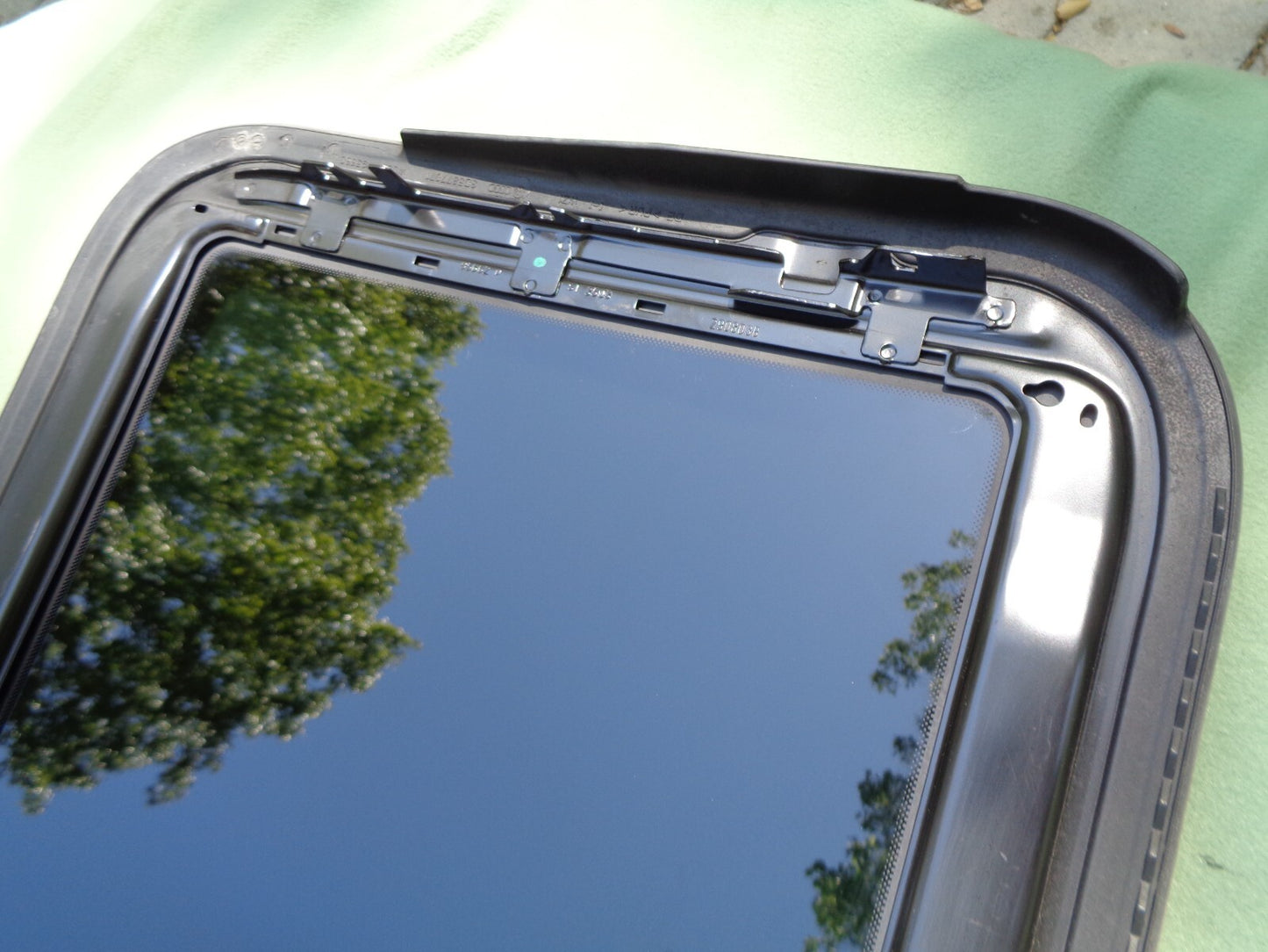 2005 VOLKSWAGON PHAETON YEAR SPECIFIC SUNROOF GLASS OEM FREE SHIPPING!