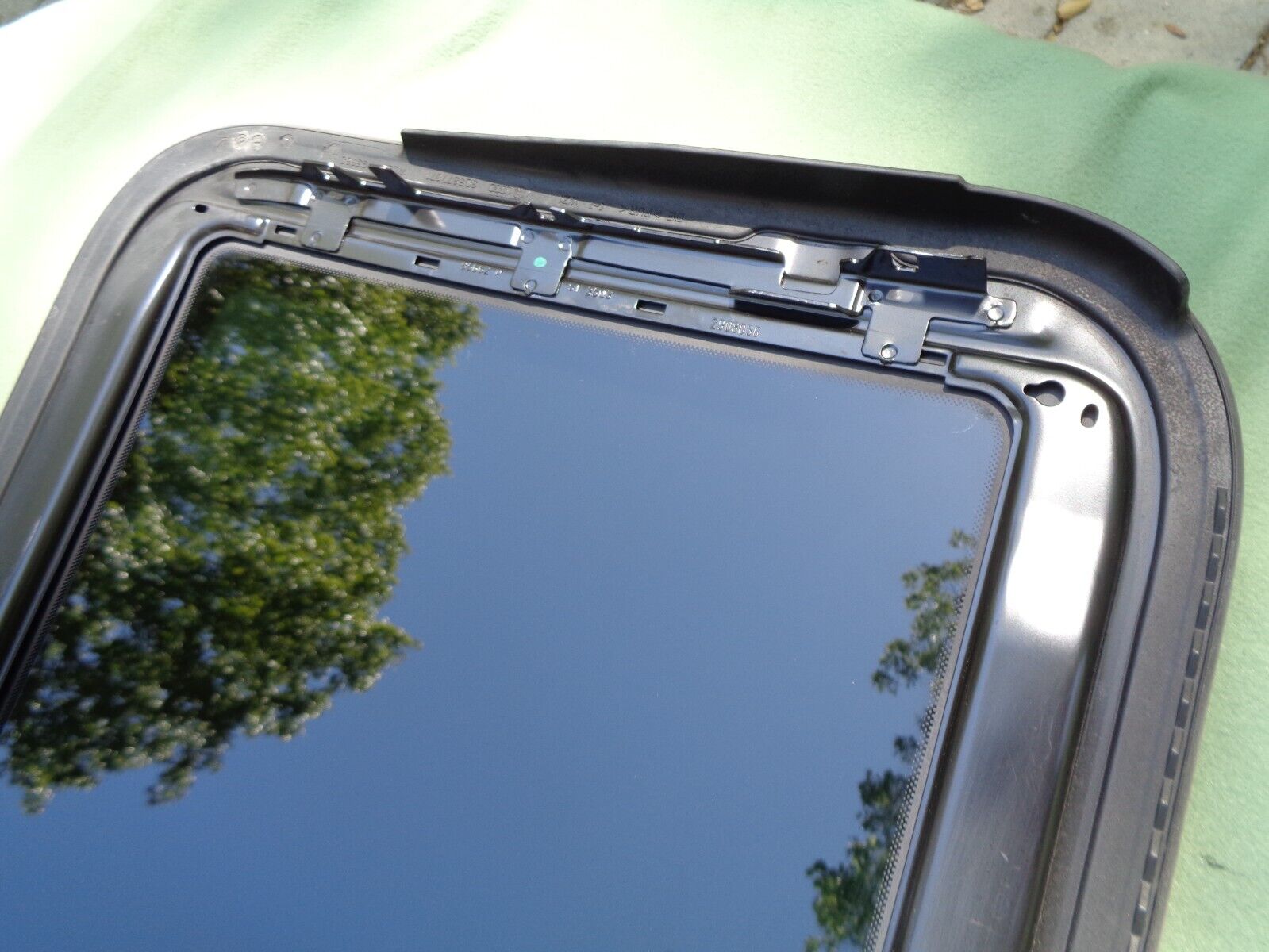2005 VOLKSWAGON PHAETON YEAR SPECIFIC SUNROOF GLASS OEM FREE SHIPPING! - RarePartsFinder.Com