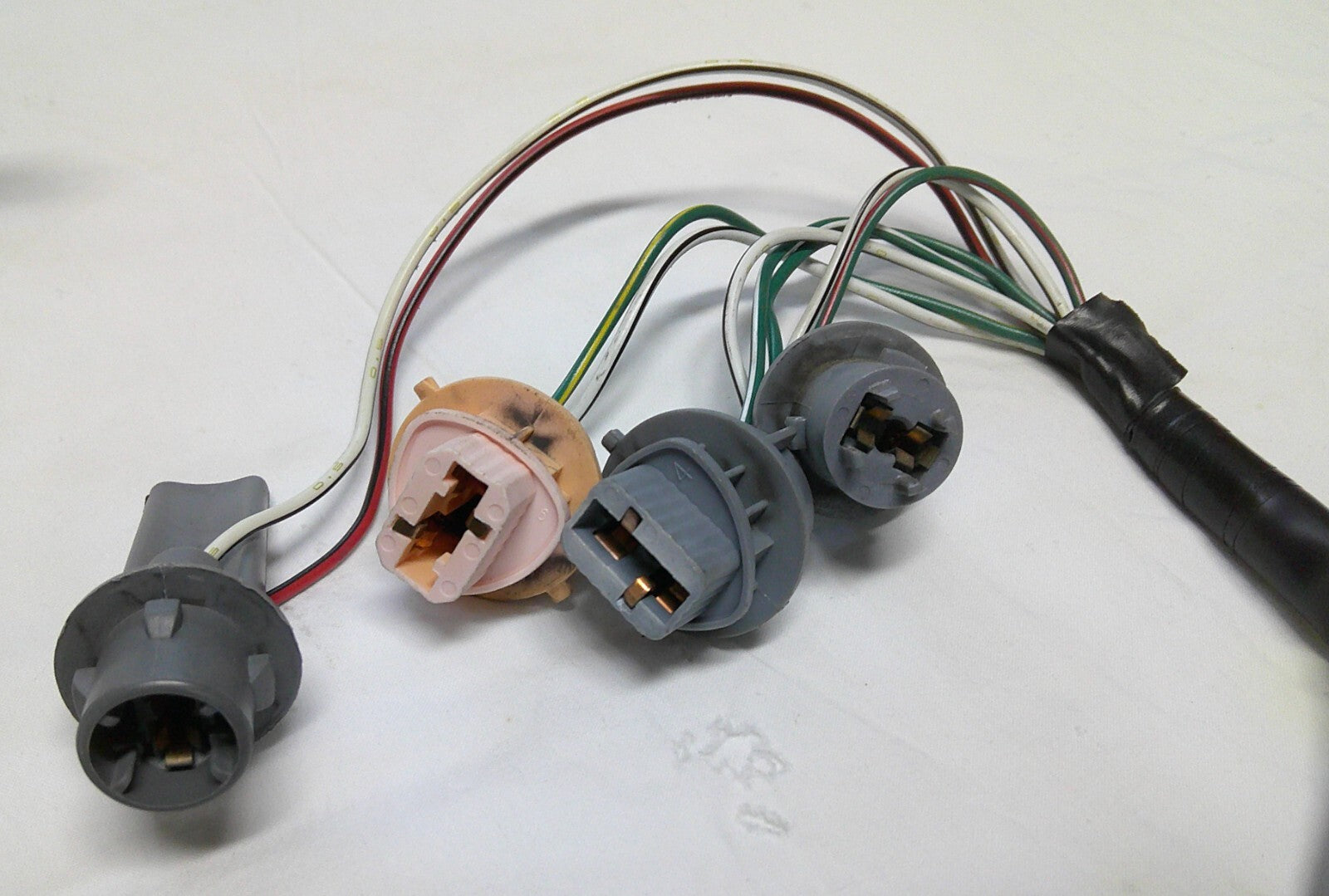 02-04 AVALON PASSENGER RIGHT TAILLIGHT PIGTAIL WIRE HARNESS OEM 81555-07030 A10 - RarePartsFinder.Com