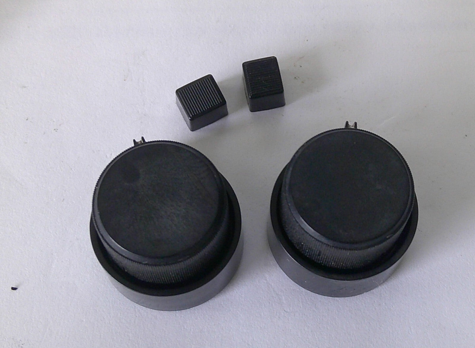 1991 CHEVROLET S-10 RADIO STEREO TUNER CONTROL KNOB SET OEM FREE SHIP - RarePartsFinder.Com