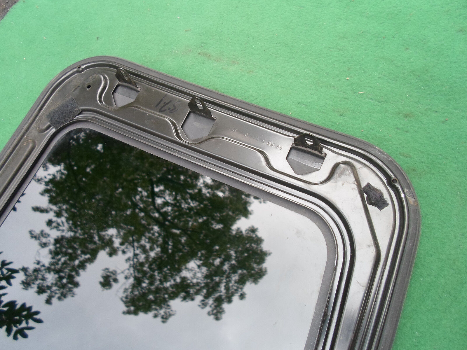 2004 MERCURY SABLE YEAR SPECIFIC  SUNROOF GLASS OEM NO ACCIDENT!  FREE SHIPPING!