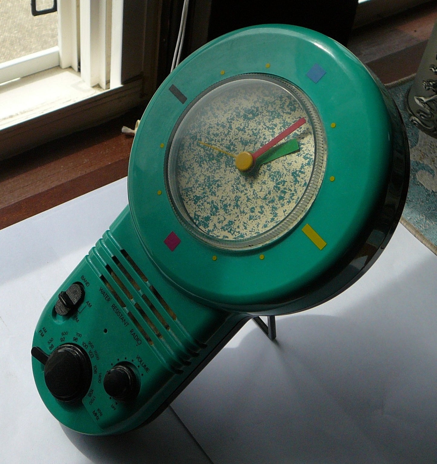 Vintage 1990's Poly AM/FM Water Resistant Clock Radio w/ Stand Hanging Works!  D1