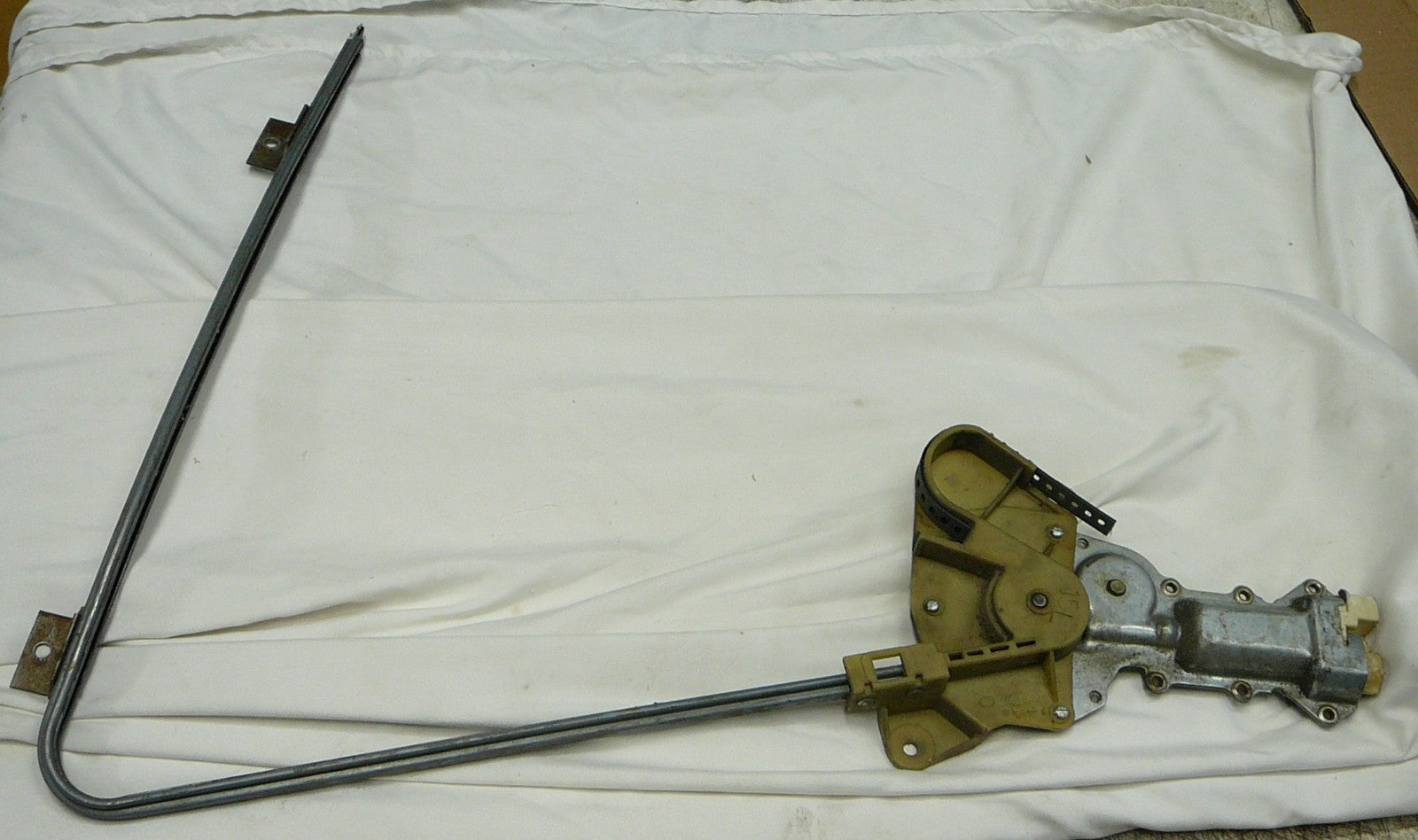 90 - 97  Oldsmobile Cutlass Front Left Window Regulator  16621070   20085721  B5